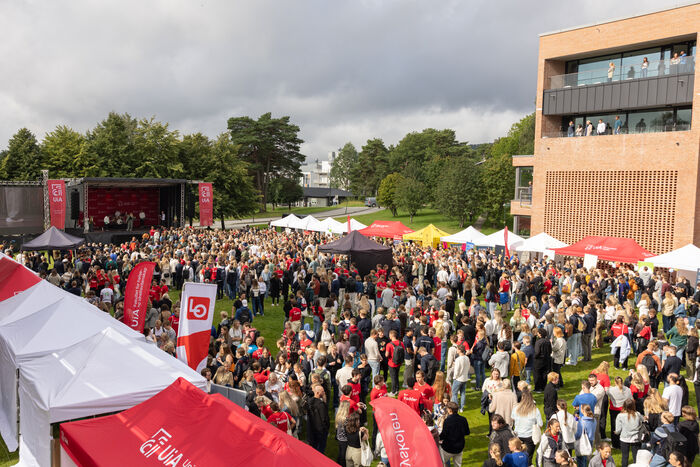 Bildet viser studiestart på plenen på campus Kristiansand med masse folk