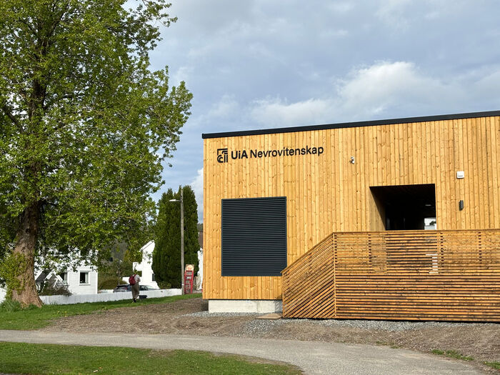 Foto av fasaden til den nye Nevrovitenskapslaben på Campus Kristiansand
