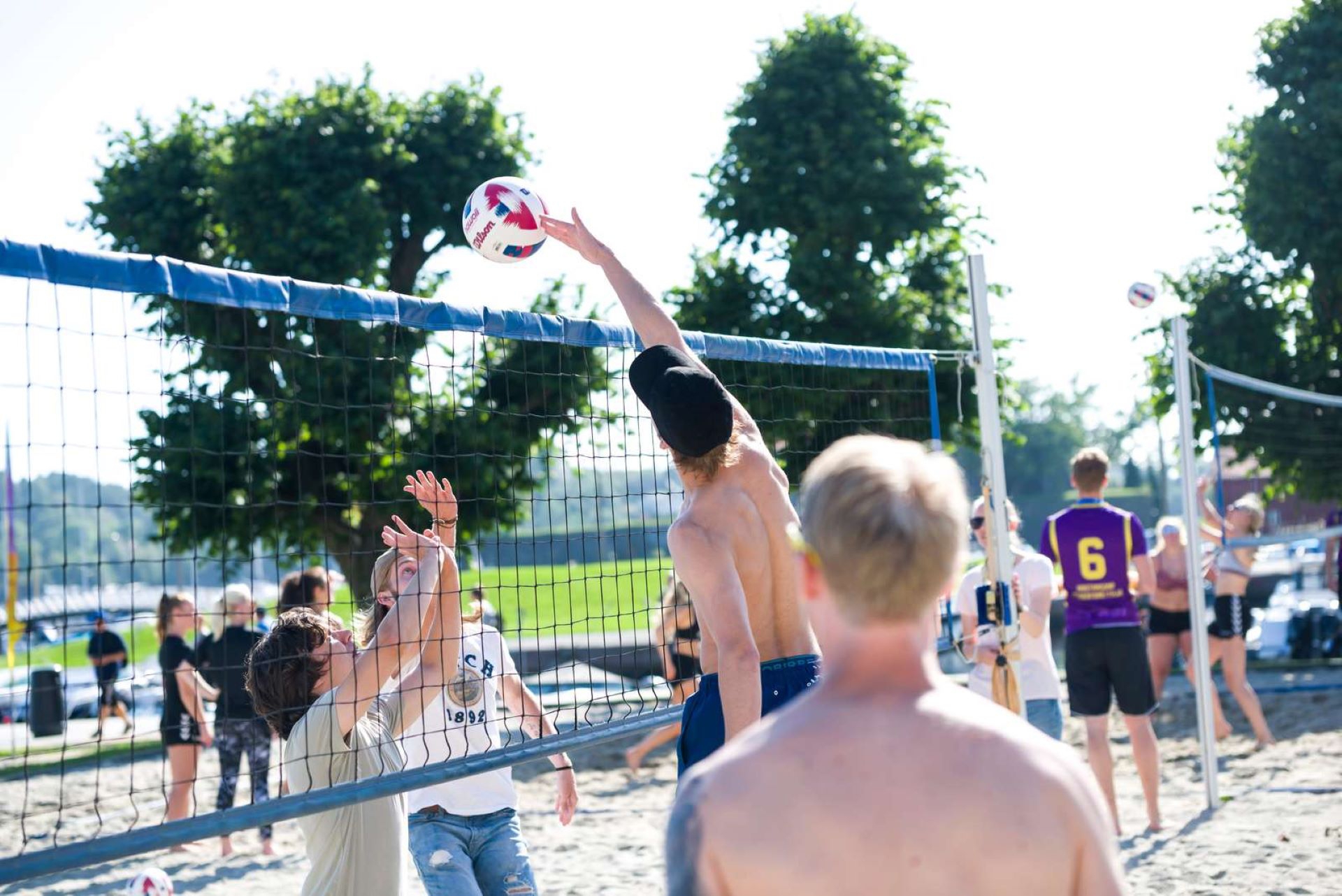 Bildet kan inneholde: volleyballnett, sportsutstyr, himmel, nettsport, shorts.