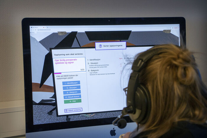 Student med headsett foran ein skjerm