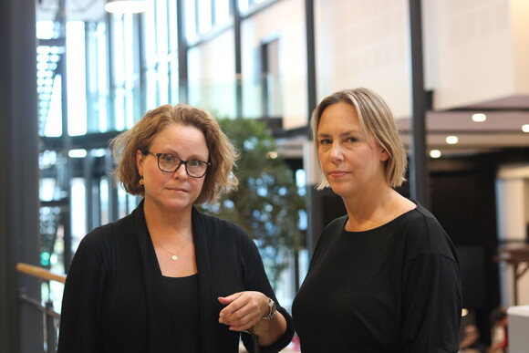 Fra venstre: Førsteamanuensis Hege Mari Johnsen og postdoktor Ellen Margrete Iveland Ersfjord 