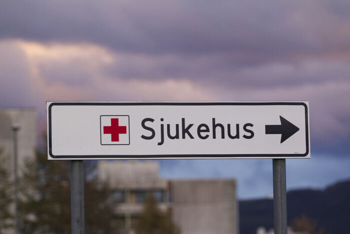 Bildet viser et skilt som peker til et sykehus.