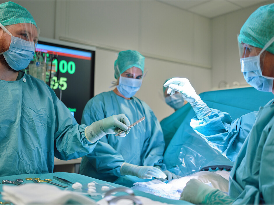 Bildet viser studenter som simulerer en operasjon