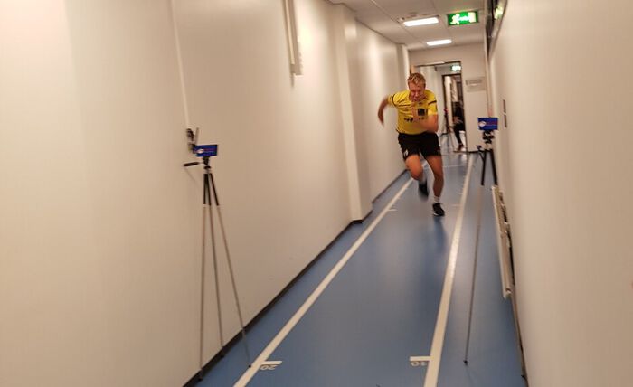 Bildet viser Start-spelaren Henrik Robstad som gjennomfører ein sprinttest. 