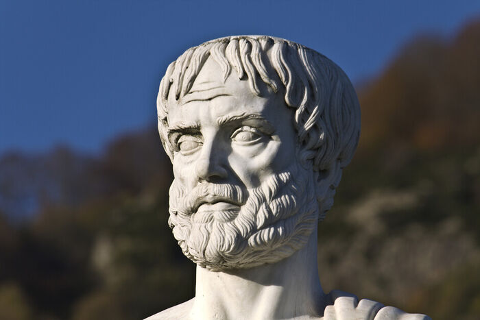 Bildet viser en byste i stein av Aristoteles