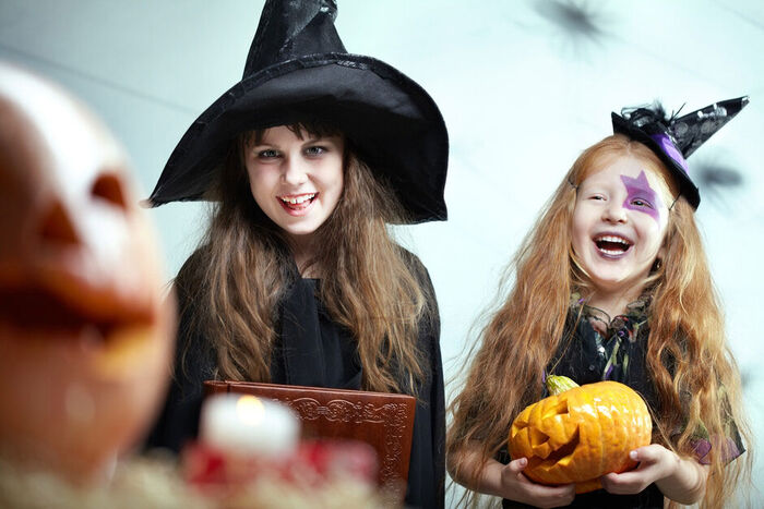 To jenter utkledd som hekser.