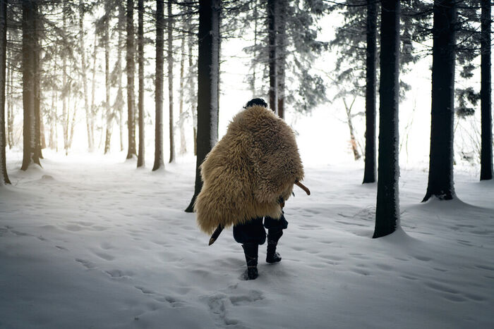 Viking går gjennom skog i snø