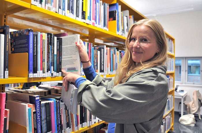 The researcher Nina Helene Jakobia Skogli in the library. 