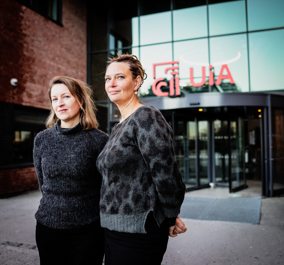 Foto viser forskerne Laura Tolnov Clausen og Mikaela Vasstrøm ved UiA.