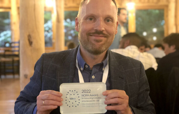 Ole-Christoffer Granmo with his award for AI researcher of the decade