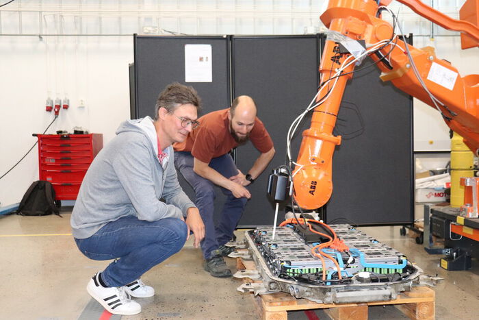 Forskere sjekker at robotarm fungerer.