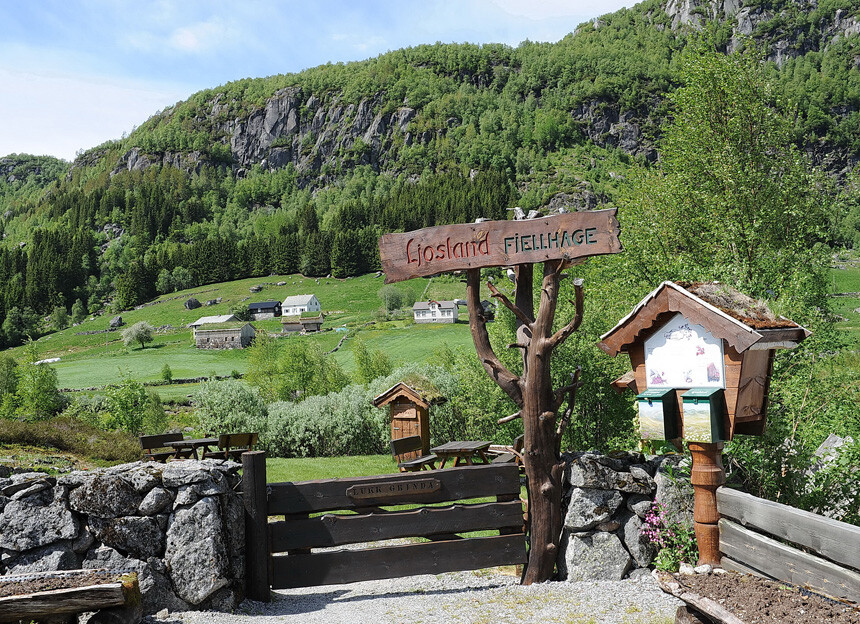 Velkommen inn! Ljosland fjellhage vart offisielt opna i 1999 av statsråd Jon Lilletun.