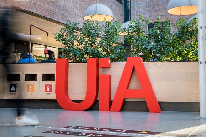 Bilde av UiA-bokstaver inne på campus