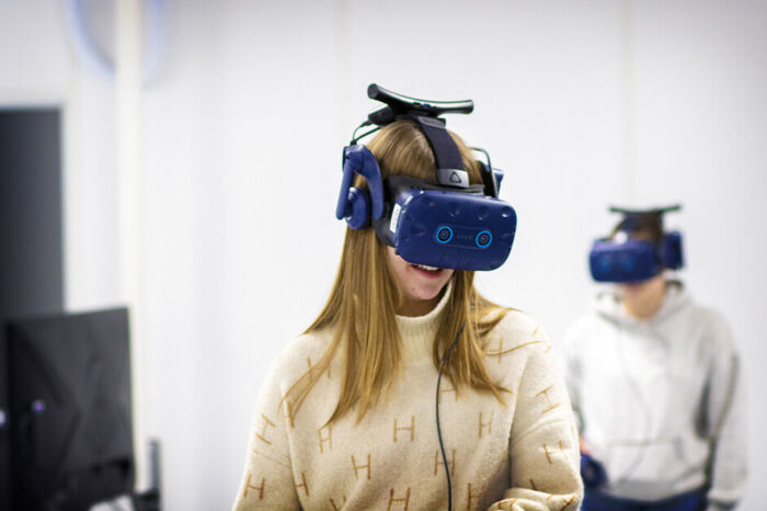 Bildet visar ein student med VR-briller på