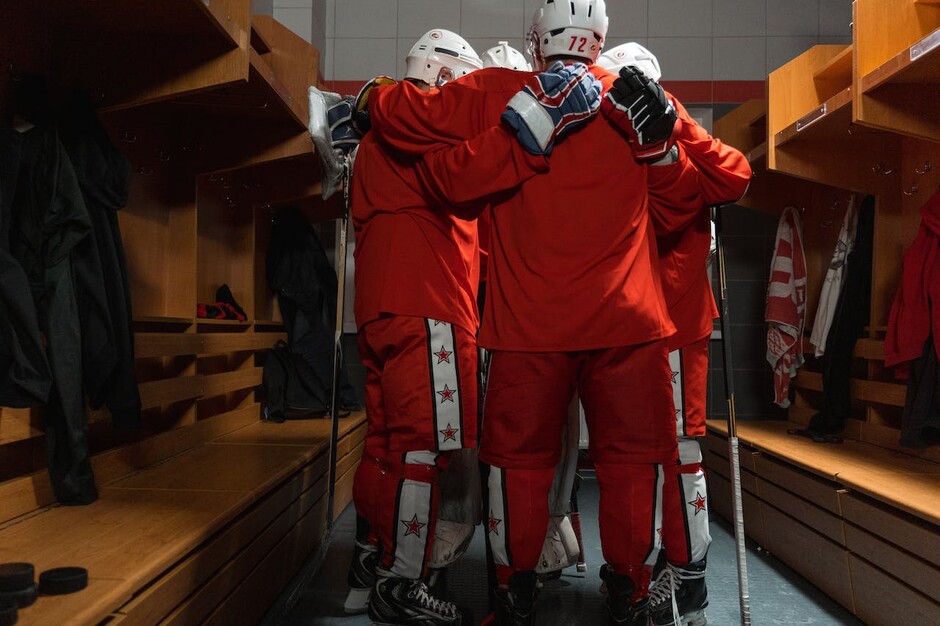 Bildet viser ishockeyspillere som har pep-talk i garderobe