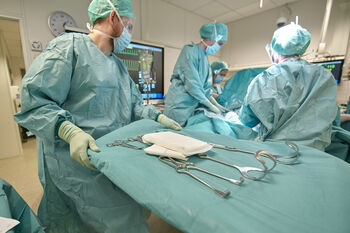helsepersonell ,medisinsk utstyr ,scrubs ,operasjonsstue ,kirurg.