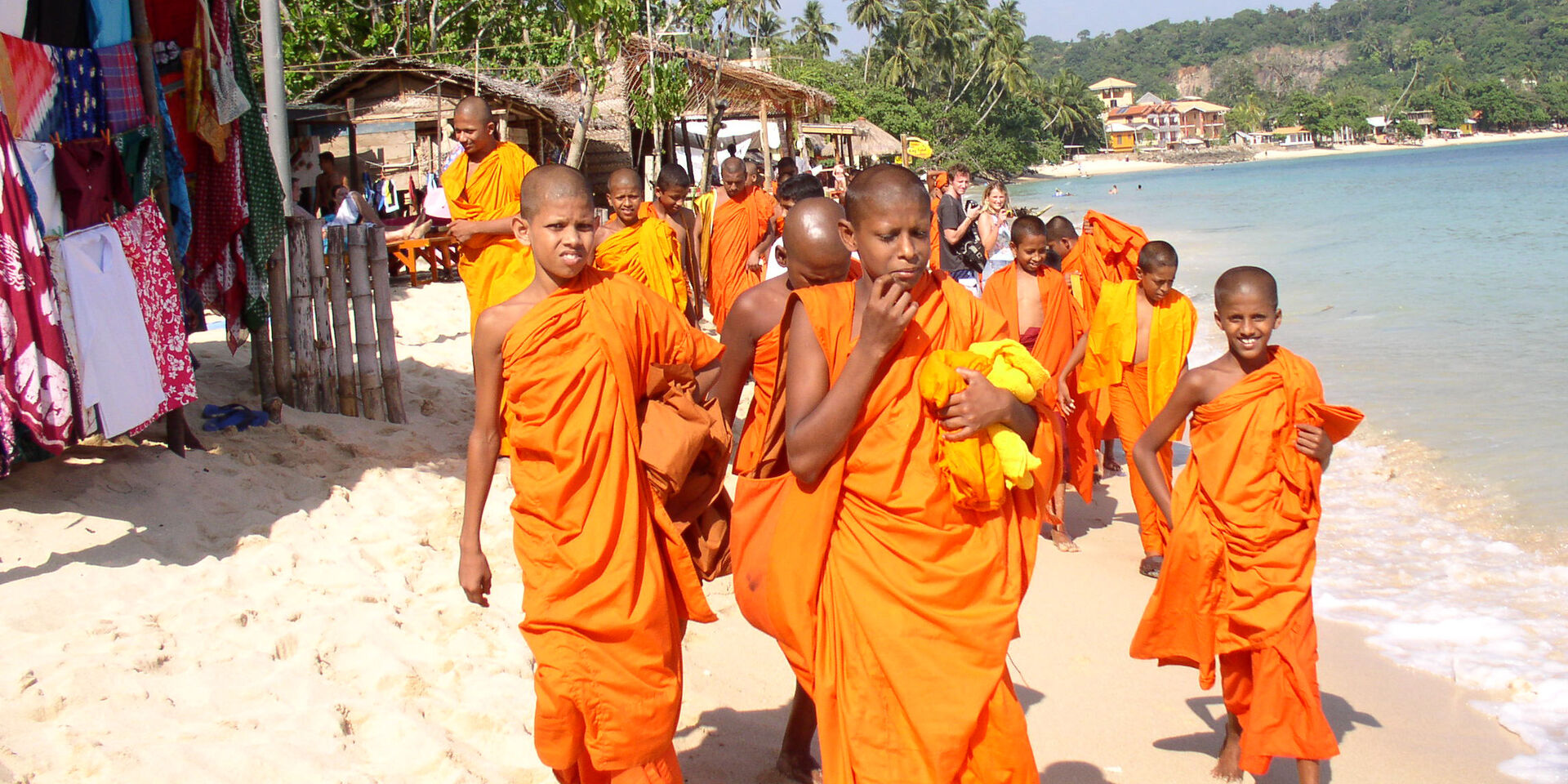 Foto av munker på stranden