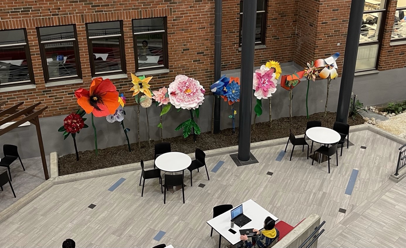 Bilde fra kunstprosjekt med blomster på UiA i Grimstad