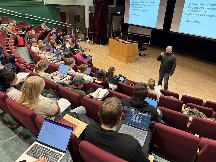 Professor Knut Dørum holds a lecture in an auditorium filled with students