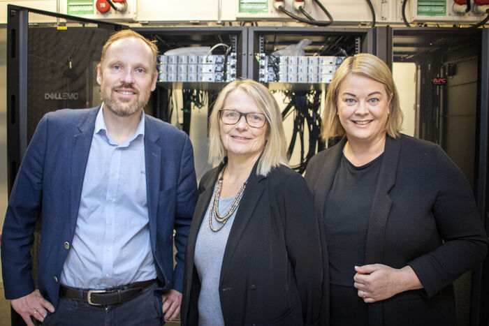 Group portrait of Professor Ole-Christoffer Granmo (to the left), Rector Sunniva Whittaker (middle) and Eva Kvelland (to the right)