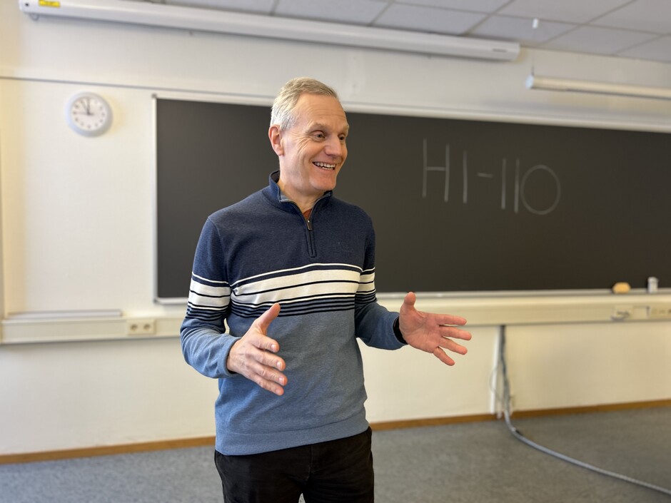 Associate Professor Terje Sødal teaching in a classroom, picturedin front of a blackboard