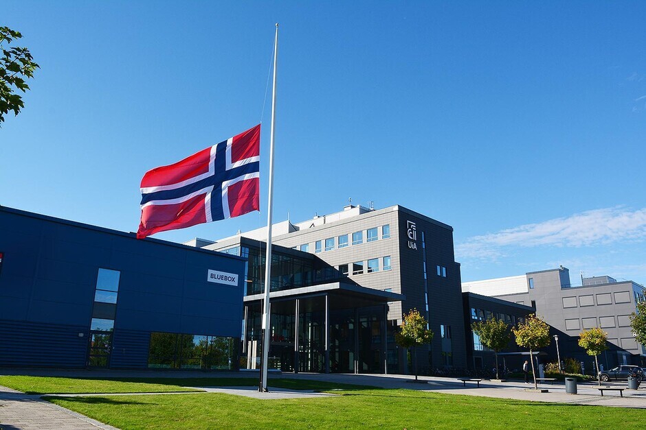 Bilde av flagg på halv stang, campus Grimstad