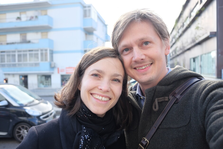 Hanne og Tor Stensola står ved siden av hverandre og smiler til kamera
