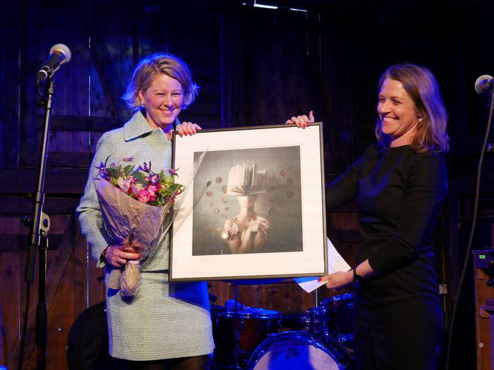 Fotografi av prisutdelingen, Ingeborg Eidsvåg Fredwall og Hele Voldner på scenen.