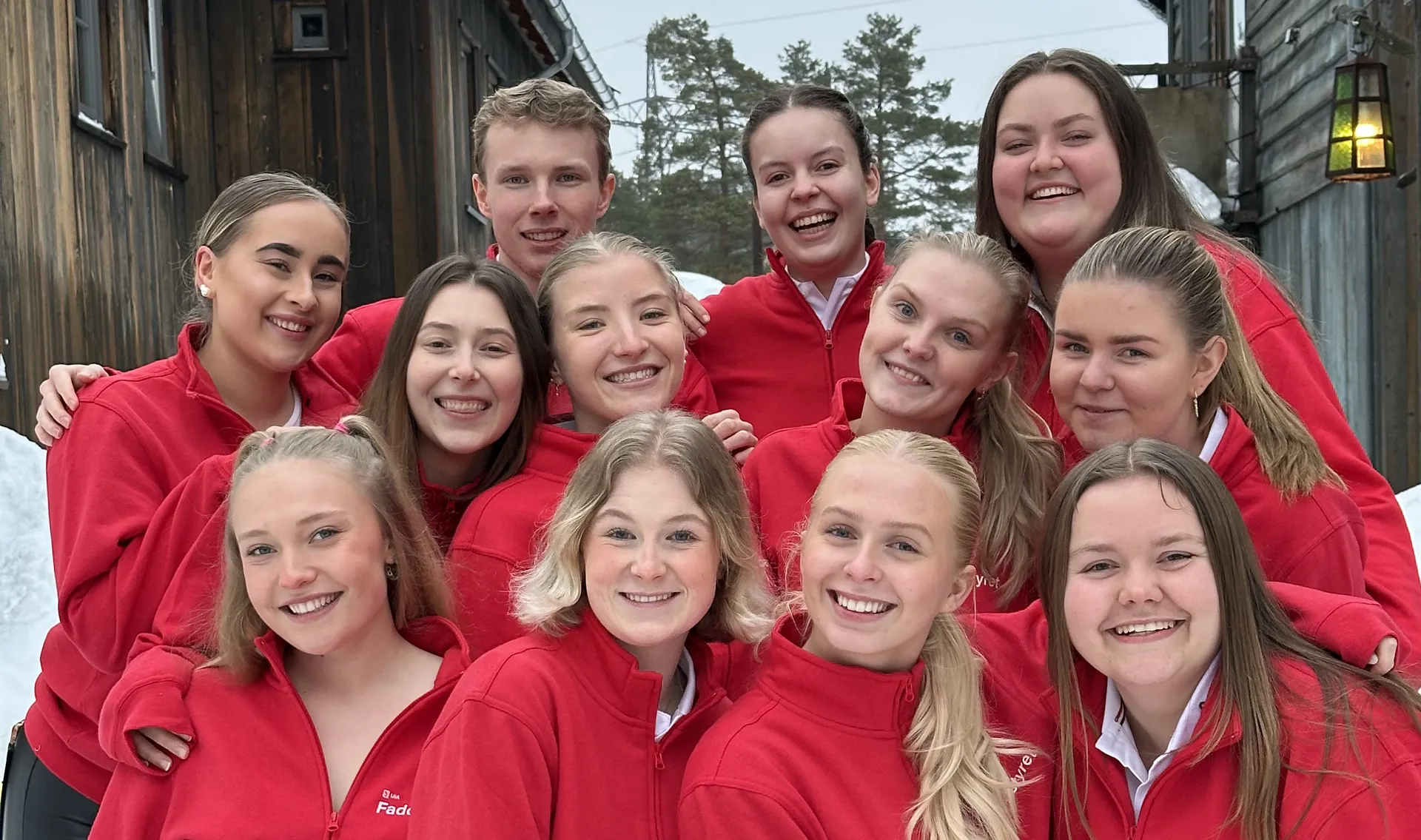 Gruppebilde av alle 12 UiA-studenter som er med i de to fadderstyrene i Kristiansand og Grimstad i 2024.