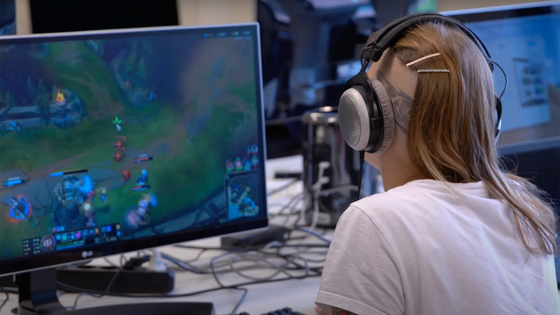 Bildet viser en kvinne med headset som spiller
