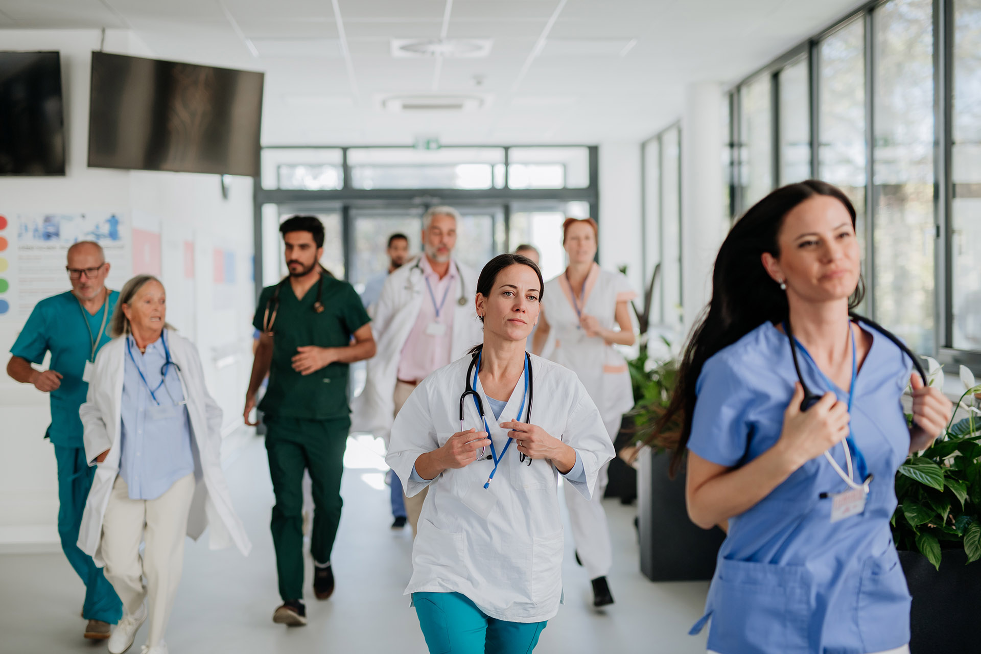 sykepleier som løper til jobb som avansert klinisk allmennsykepleier