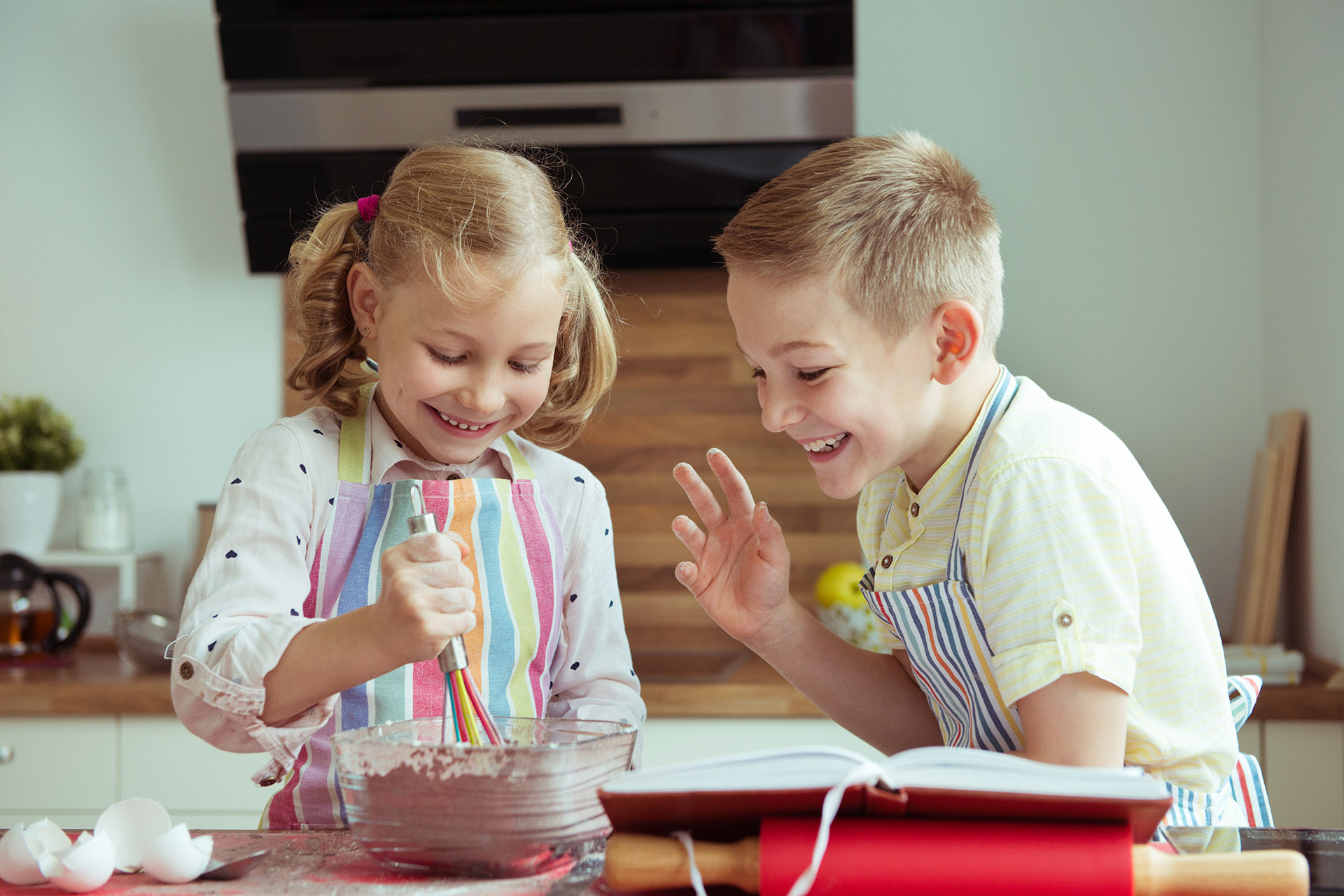 To barn lager mat sammen og ler