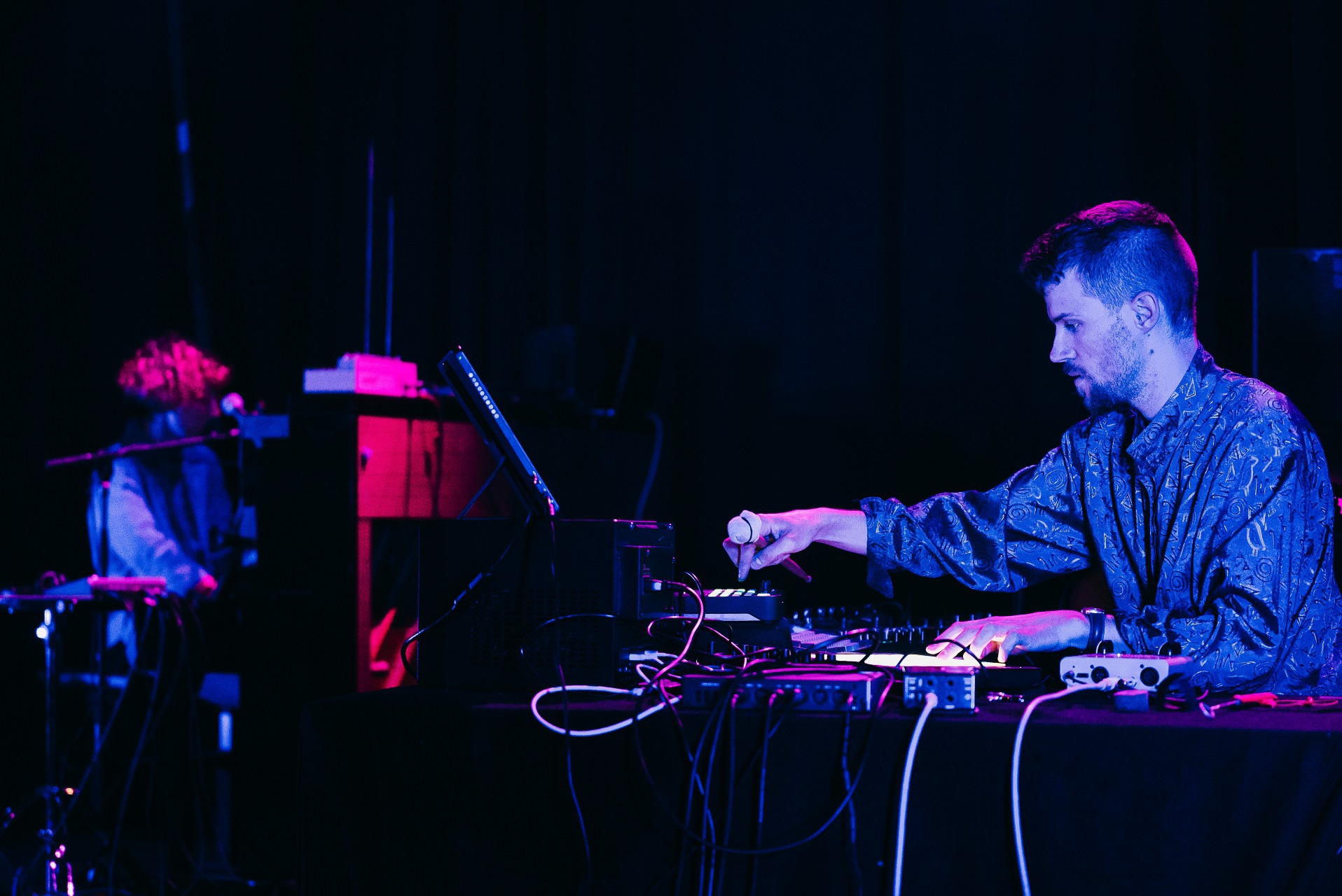 To elektroniske musikere på scenen