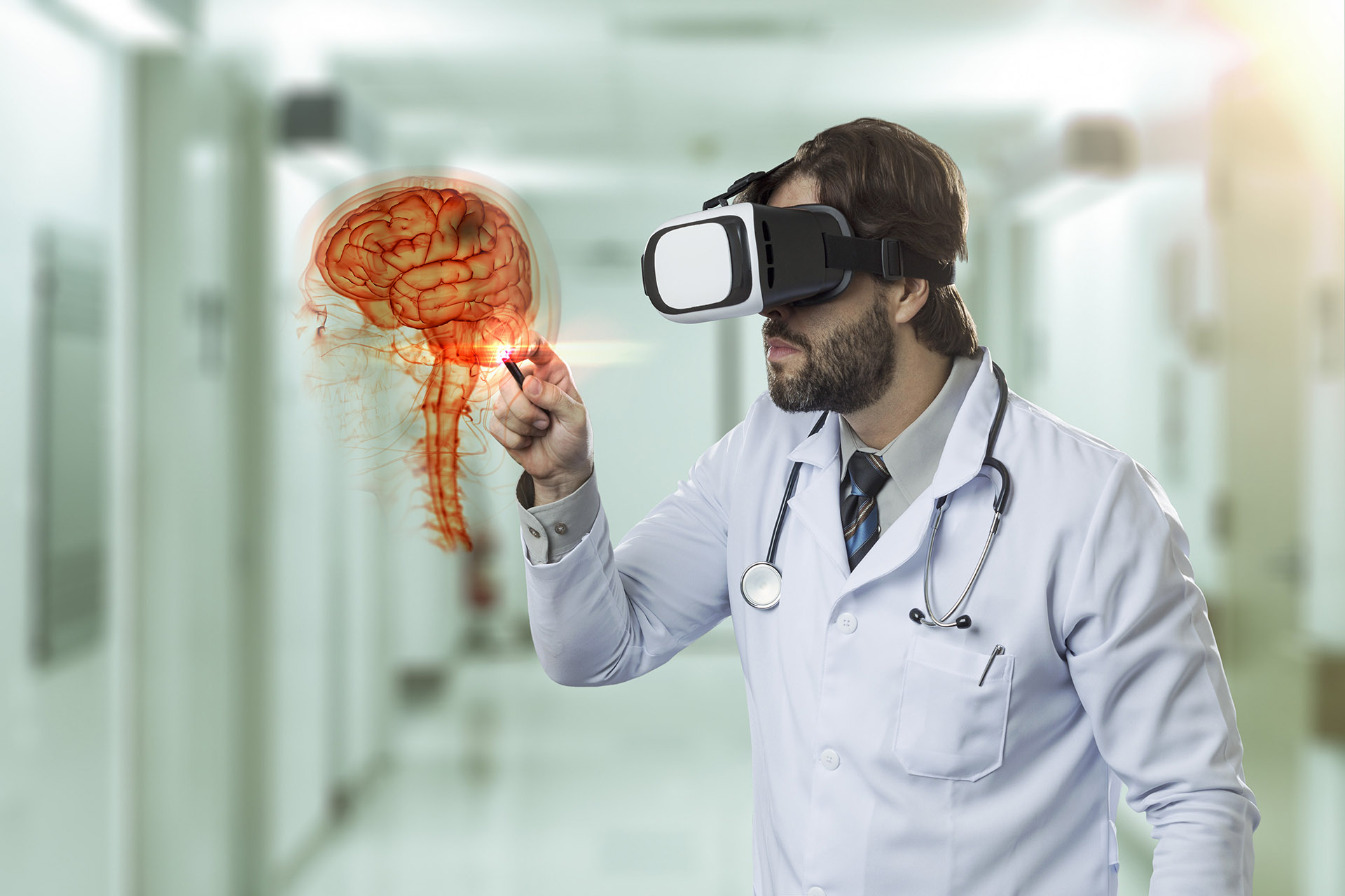 Foto av en mann med VR-briller som ser på bilde av hjernen