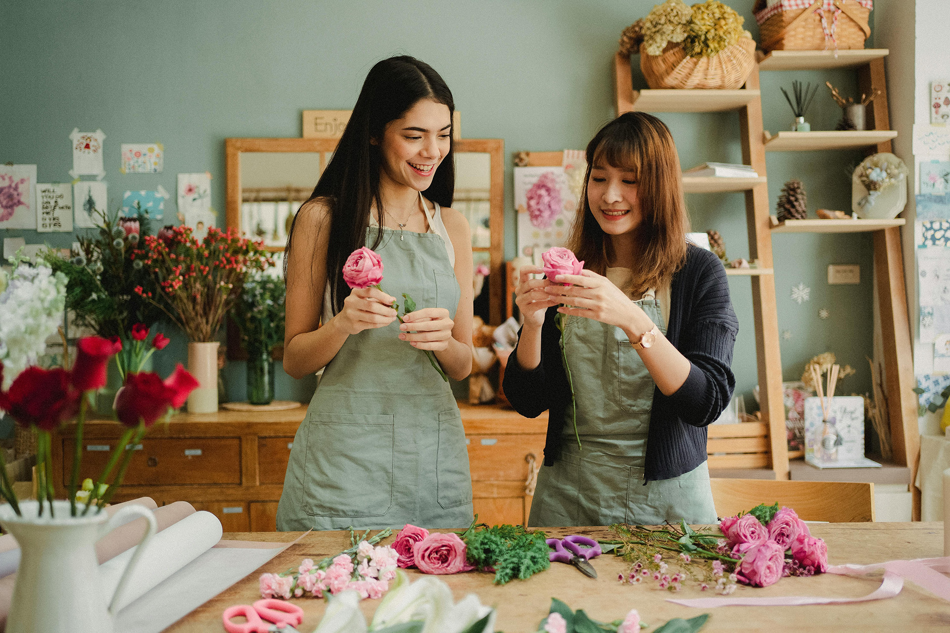 To kvinner jobber med blomster i blomsterbutikk