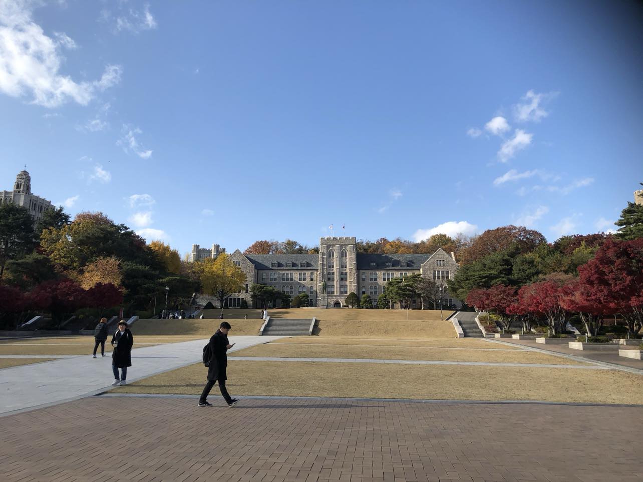 Hovedbygningen Korea University om høsten