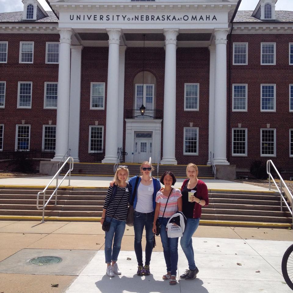 Fire studenter foran University of Omaha